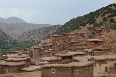 Traditionelles Bergdorf hoch oben im Hohen Atlas – Marokko Familienreise