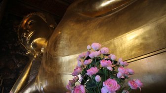 Statue des liegenden Buddha im berühmten Tempel in Bangkok – Thailand mit Kindern