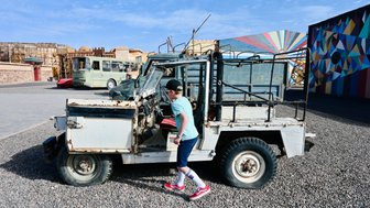 Junge erkundet gespannt die Atlas Film Studios in Marokko – Marokko Familienreise