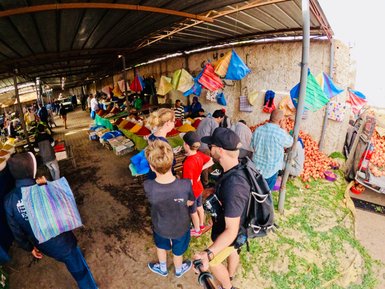 Der Markt in Taroudant zeigt eine lebendige Szene mit Menschen, die frische Lebensmittel kaufen und verkaufen.