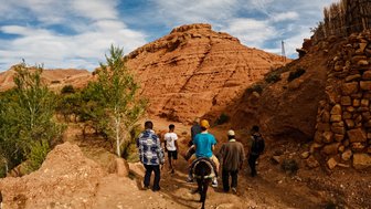 Kinder und Eltern entdecken die Umgebung von Aït Ben Haddou bei einem spannenden Eselritt – Familienurlaub in Marokko