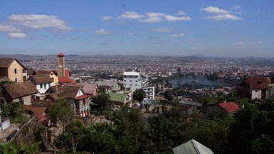 Ein atemberaubender Blick auf Antananarivo mit bunten Häusern und einem klaren blauen Himmel über der Stadt.