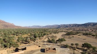 Blick auf Berge und Palmen bei Aït Ben Haddou – Marokko Reise mit Kindern