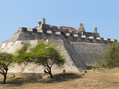 Die beeindruckende Festung Castillo San Felipe de Barajas thront majestätisch über der Landschaft von Cartagena.
