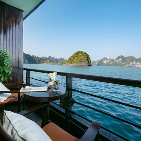 Boot gleitet durch die ruhige Lan Ha Bucht – Vietnam Familienreise