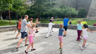 Kinder und Erwachsene lernen Schattenboxen im Park von Xi’an – China mit Kindern