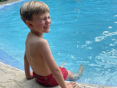 Kind genießt den Moment am Pool – Costa Rica Familienreise