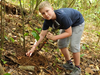 Junge beim Baum Pflanzen in Costa Rica – Costa Rica Familienreise