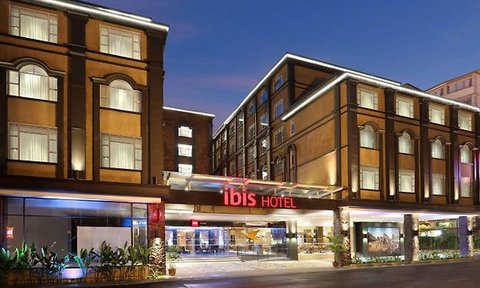 Eingangsbereich des ibis Hotel Melaka mit moderner Fassade – Malaysia & Borneo mit Kindern