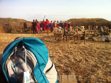 Rucksack der Marke FFR vor einer Gruppe von Massai – Tansania Familienreise