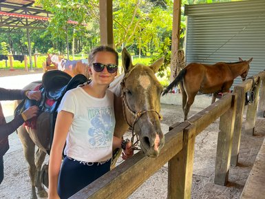 Frau erlebt Reitausflug am Strand an der Nordpazifikküste Costa Ricas – Costa Rica Familienreise   ChatGPT fragen