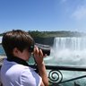 Junge mit Fernglas bei Niagarafällen - Ostkanada mit Kindern