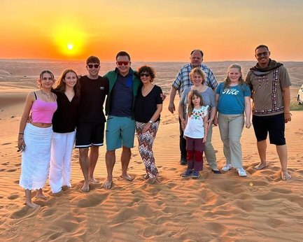 Familie macht gemeinsames Foto beim Sonnenuntergang in der Wahiba-Wüste – Oman Familienreise