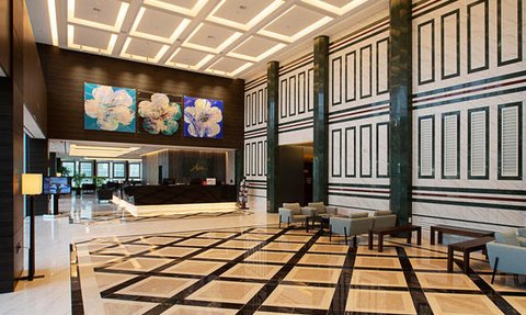 Der elegante Hotellobby zeigt eine moderne Architektur mit stilvollen Möbeln und beeindruckenden Wandkunstwerken.