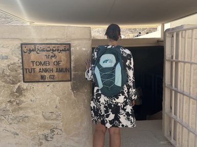 Der Eingang zum berühmten Grab von Tutanchamun im Tal der Könige – Ägypten Reise mit Kindern