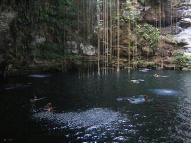Blick auf eine Cenote nahe der Maya-Ruinen von Chichén Itzá – Mexiko mit Kindern