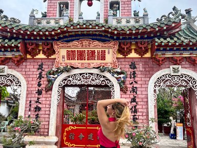 Junges Mädchen steht vor einem historischen Tempel – Vietnam mit Kindern