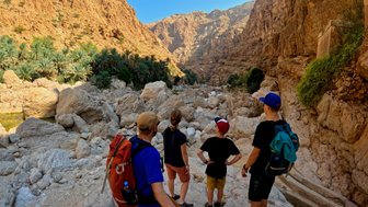 Familie auf Wanderung im Wadi Shab – Oman mit Kindern