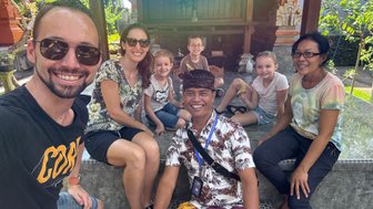 Familie posiert für ein Selfie gemeinsam mit Guide – Indonesien mit Kindern