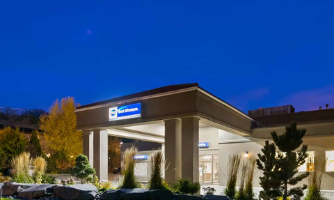 Die Fassade des Best Western Hotels erstrahlt unter einem tiefblauen Himmel, umgeben von gepflegten Pflanzen und Steinen.