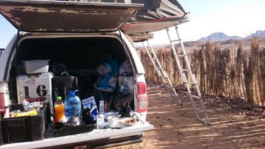 Offener Jeep mit Campingausrüstung - Namibia Familienurlaub