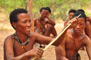 Ein San Mann baut einen Bogen - Namibia Urlaub mit Kindern