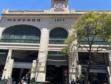 Das historische Gebäude mit der Aufschrift 'MERCADO' und dem Jahr 1891 strahlt einen charmanten, nostalgischen Charakter aus.
