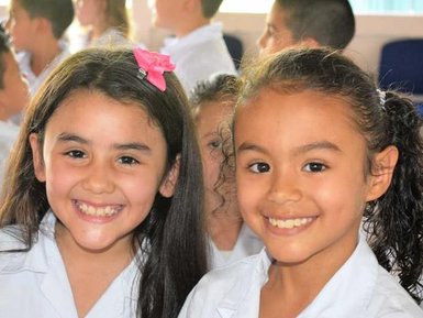 Fröhliche Mädchen in Schuluniform in Costa Rica – Costa Rica Familienreise