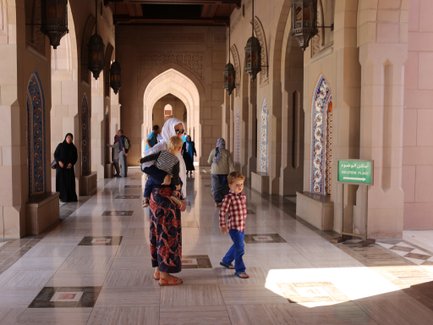 Mutter und Kinder besichtigen die Große Sultan-Qabus-Moschee in Muscat – Oman Familienreise
