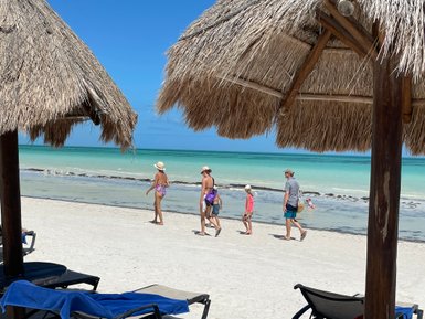 Ruhiger Strand mit Palmen und weißem Sand auf der Insel Holbox – Mexiko Reise mit Kindern
