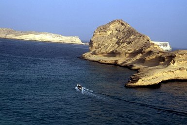 Bucht von Muscat mit einem Boot auf dem Wasser – Oman Familienreise