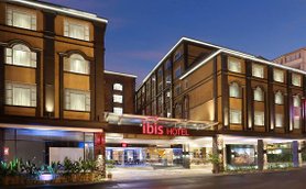 Eingangsbereich des ibis Hotel Melaka mit moderner Fassade – Malaysia & Borneo mit Kindern