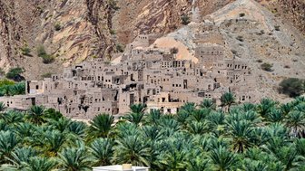 Palmen und Felsenhäuser im Dorf Birkat Al Mauz – Oman Reise mit Kindern