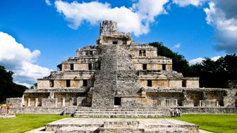 Hauptpyramide von Edzná thront über dem weitläufigen Ruinenareal – Mexiko Reise mit Kindern