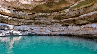 Kinder springen ins Bimah Sinkhole bei Bimah – Oman mit Kindern