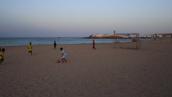 Kinder beim Fußballspielen am Strand von Sur im Oman – Oman Reise mit Kindern
