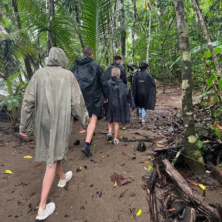 Gruppe wandert durch den Corcovado-Nationalpark bei Regen – Costa Rica Familienreise