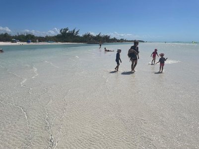 Familie genießt den Tag am ruhigen Sandstrand von Holbox – Mexiko Familienreise