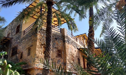 Historisches Gebäude des Misfah Old House von außen – Oman mit Kindern