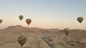 Heißluftballon schwebt über die Tempel und Felder von Luxor im Morgenlicht – Ägypten Reise mit Kindern