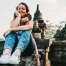 Teenagerin erkundet einen traditionellen Tempel auf Bali – Bali Familienreise