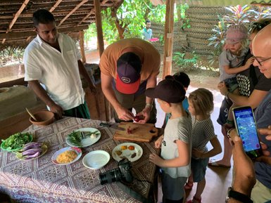 Familie beim gemeinsamen Kochen mit Einheimischen in den Tamarind Gardens – Sri Lanka mit Kindern