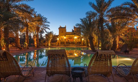 Beleuchteter Pool bei Nacht im Hotel Chez Le Pacha – Marokko Familienurlaub