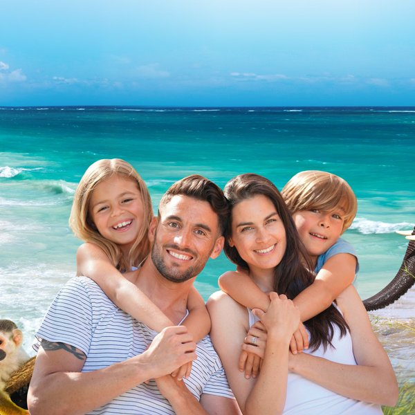 For Family Reisen Header 2023 - Familie an Küste neben Elefanten