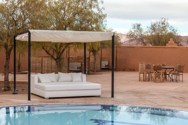 Poolbereich mit gemütlichen Sofas im Hotel Bab Rimal – Marokko Familienreise