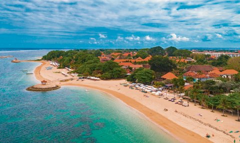 Ruhige Küstenlandschaft mit klarem Wasser in Sanur – Bali mit Kindern