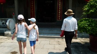 Kinder erkunden die Altstadt von Hoi An mit einem Guide – Vietnam mit Kindern