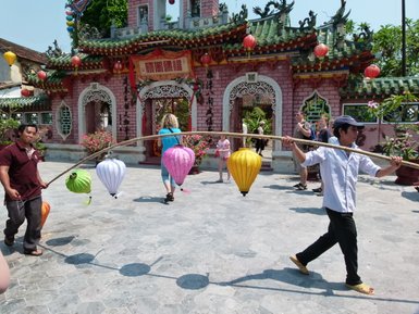 Historisches vietnamesisches Gebäude in der Altstadt von Hoi An – Vietnam mit Kindern