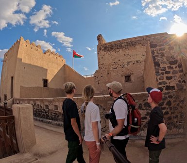 Familie spaziert am Jabrin Fort in Jabrin – Oman Reise mit Kindern