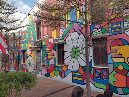 Farbenfrohes Street-Art-Mural in Malakka – Malaysia & Borneo mit Kindern